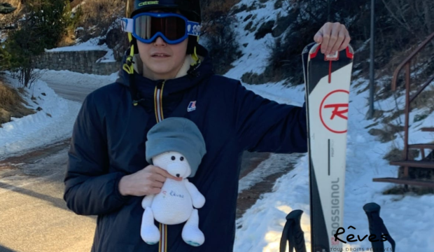 Nando a séjourné à la montagne et a fait du ski